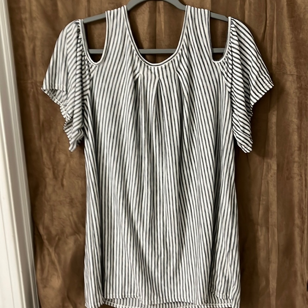 MaxStudio Open Sleeve Blouse Excellent Condition